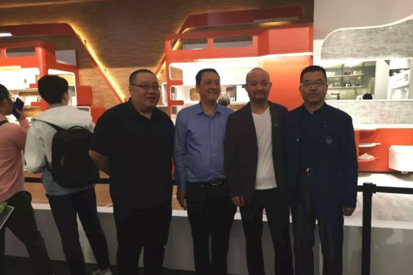 吉荣家具联合清华美院杰出设计师共同推出了一系列宿舍公寓家具，用物质外壳守护精神世界。